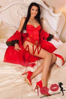 tall-young-brunette-lara-london-escort-1